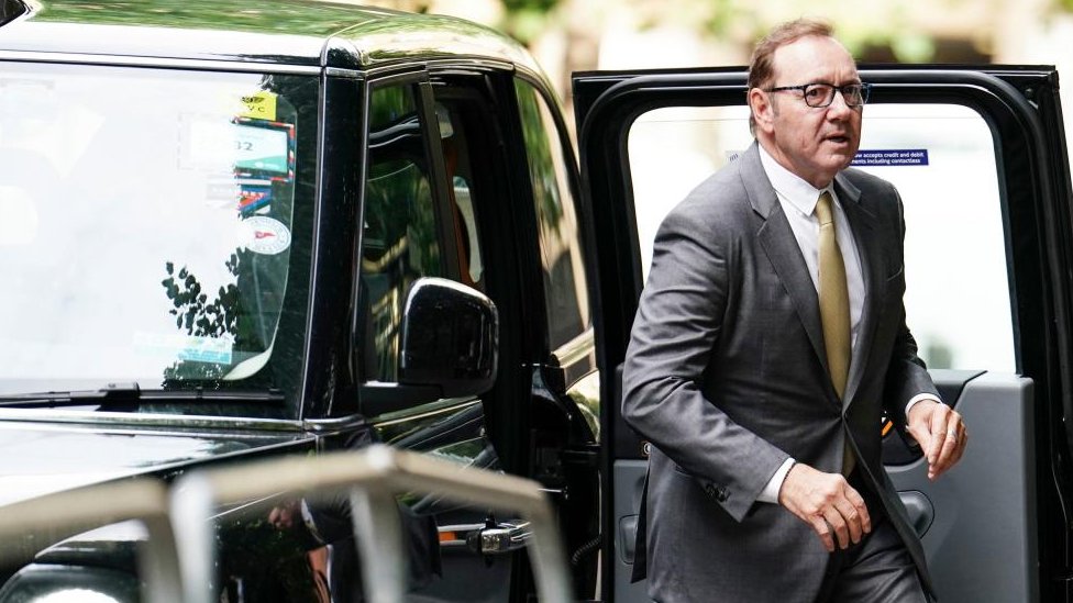 Kevin Spejsi i seksualno zlostavljanje: „Dodir je bio romantičan", rekao je glumac i negirao sve optužbe 3 Kevin Spacey getting out of a car outside court