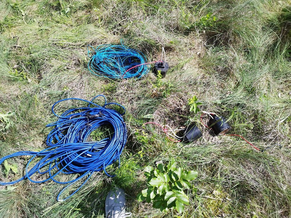 Životna sredina i Srbija: Ima li bojazni za Zaječarce od geoloških istraživanja Kraljevice, park-šume i simbola grada 3 Oprema koju su članovi Zaječarske inicijative zatekli na Kraljevici za koju se sumnja da se koristi kod geoloških istraživanja