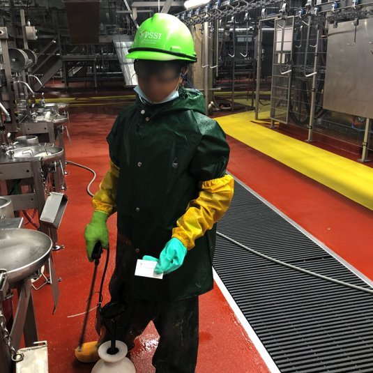 Deca i rad: Zašto je u Americi sve više maloletnika koji rade teške i opasne poslove 2 A child wearing protective clothing cleans equipment in a slaughterhouse