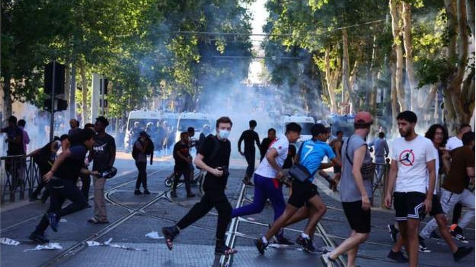 Protesti u Francsukoj: Porodica ubijenog tinejdžera poziva na prekid nasilja, napadnuta porodica lokalnog gradonačelnika u Parizu 4 francuska, neredi