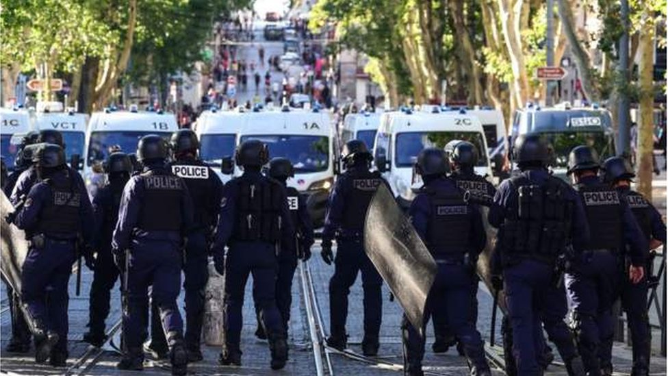 Protesti u Francsukoj: Porodica ubijenog tinejdžera poziva na prekid nasilja, napadnuta porodica lokalnog gradonačelnika u Parizu 5 francuska, neredi