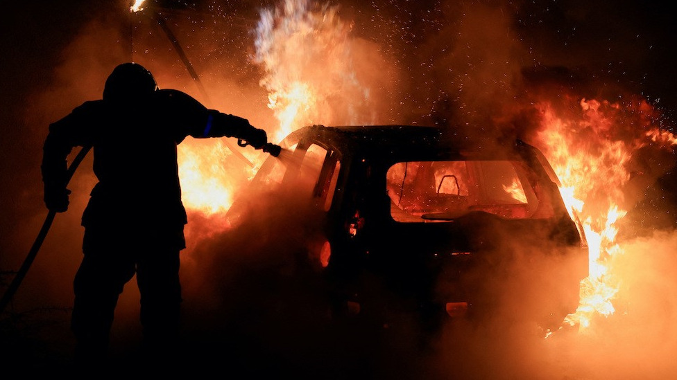Protesti u Francsukoj: Porodica ubijenog tinejdžera poziva na prekid nasilja, napadnuta porodica lokalnog gradonačelnika u Parizu 7 neredi francuska