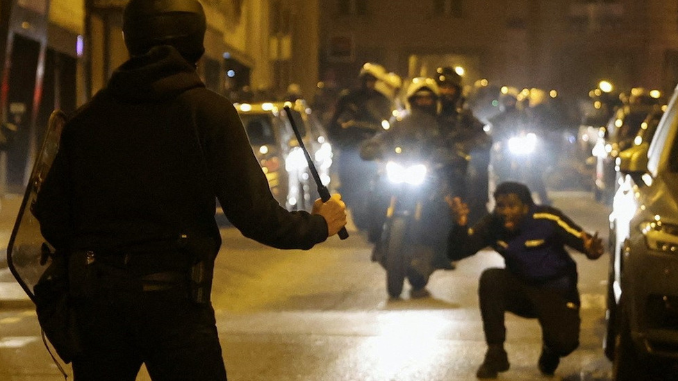 Protesti u Francsukoj: Porodica ubijenog tinejdžera poziva na prekid nasilja, napadnuta porodica lokalnog gradonačelnika u Parizu 1 neredi francuska