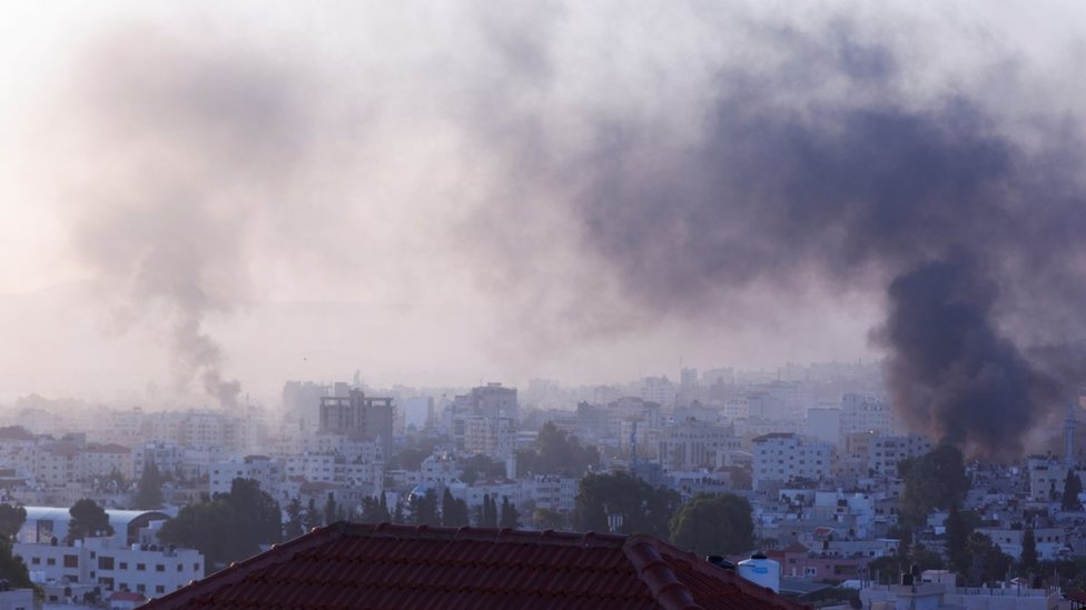 Izrael i Palestinci: Velika vojna akcija u izbegličkom kampu na Zapadnoj obali 1 Smoke rises during an Israeli military operation, at a hospital in Jenin