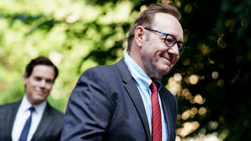 Kevin Spejsi i seksualno zlostavljanje: „Dodir je bio romantičan", rekao je glumac i negirao sve optužbe 4 Kevin Spacey walking into court