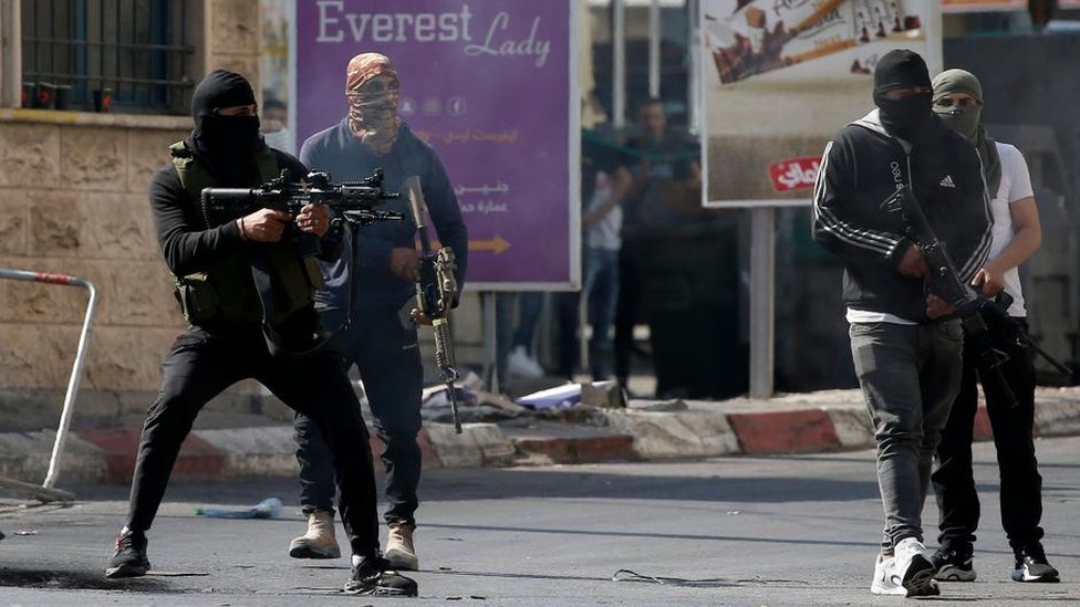 Izrael i Palestinci: Napad u Tel Avivu dok traje izraelska operacija u izbegličkom kampu Dženin 5 Jenin gunmen