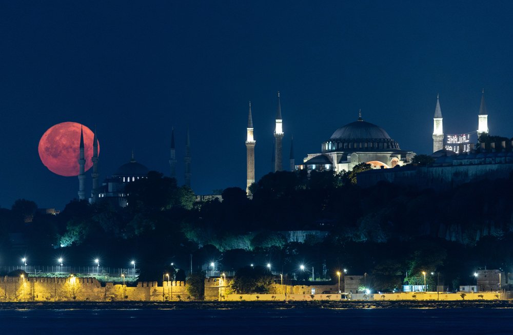 Pun mesec iznad Aja Sofije i Plave džamije u Istanbulu 3. jula