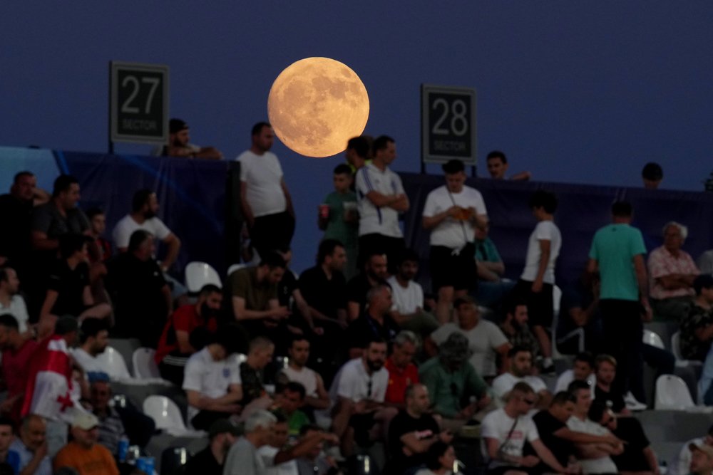 Gledaoci na sportskom meču u Gruziji posmatraju utakmicu, dok se iznad njih nadvija pun Mesec