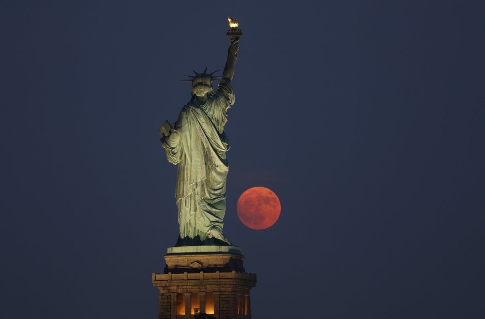 Nesvakidašnji prizor Meseca viđen je i u Njujorku u nedelju