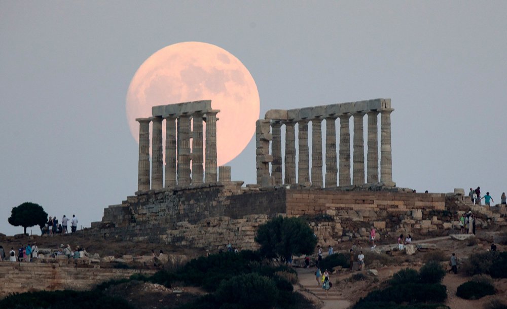 Prizor punog Meseca iznad Posejdonovog hrama na Rtu Saunion u istoimenom grčkom mestu uslikan u nedelju 2. jula