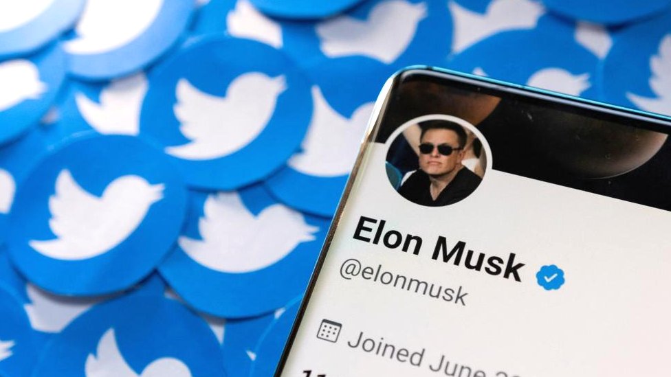 Društvene mreže: Tviter razmatra tužbu protiv kompanije Meta zbog aplikacije Treds 3 Elon Musk's Twitter profile is seen on a smartphone placed on printed Twitter logos in this picture illustration taken April 28, 2022.