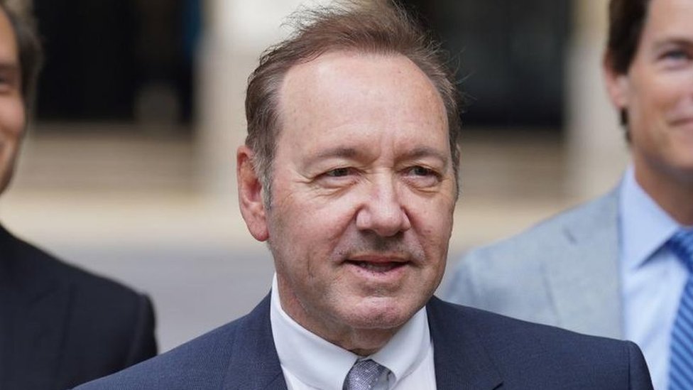 Kevin Spejsi i seksualno zlostavljanje: Glumac zgrabio muškarca poput kobre, čulo se na sudu 1 Actor Kevin Spacey (centre) arrives at Southwark Crown Court