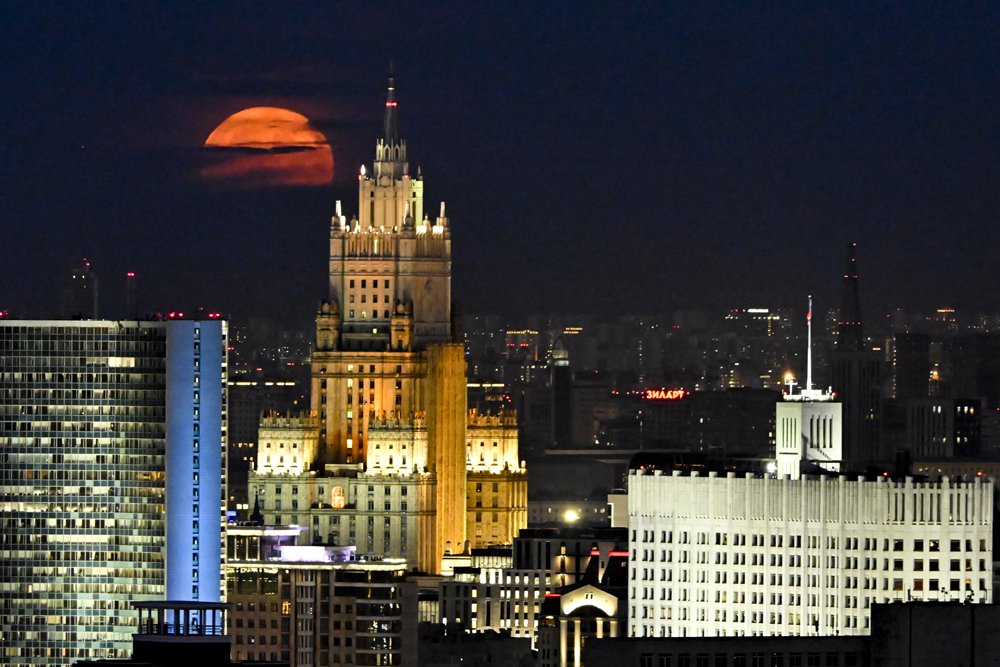 Mesec na nebu iznad zgrade ruskog Ministarstva spoljnih poslova u Moskvi