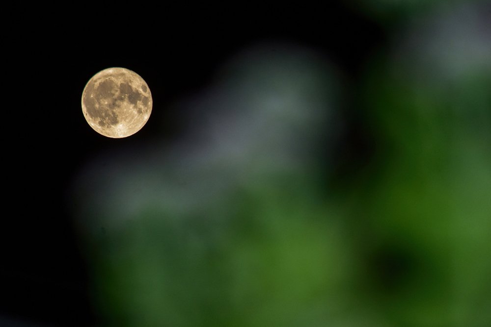 Mesec uslikan iz Srinagara, mesta u oblasti Kašmir koje kontroliše Indija