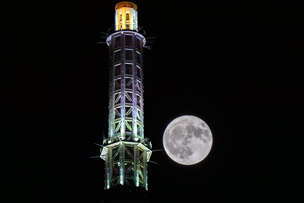 Fotografija Meseca kod kule Kanton u kineskom gradu Gvangžuu u ponedeljak 3. jula