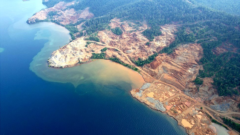 Indonezija i životna sredina: Iskopavanje nikla ugrožava prirodu i ljudske živote, upozoravaju ekološki aktivisti 6 Snimak zemlje koja se iskopava u Severnom Konaveu