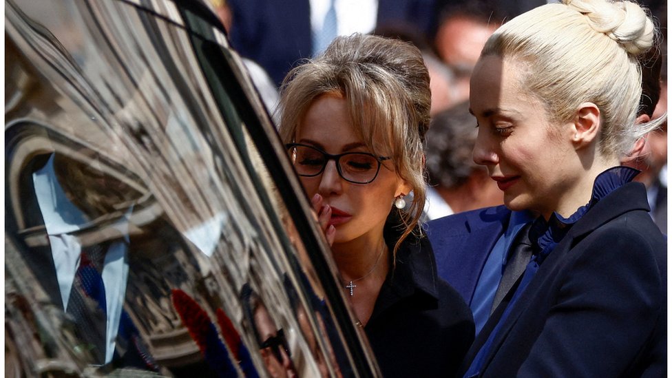 Italija: Najstarija deca Silvija Berluskonija naslednici imperije, ko će sve dobiti novac 2 Marina Berlusconi and Marta Fascina react during the state funeral of former Italian Prime Minister Silvio Berlusconi. Seen here partially obscured by the hearse