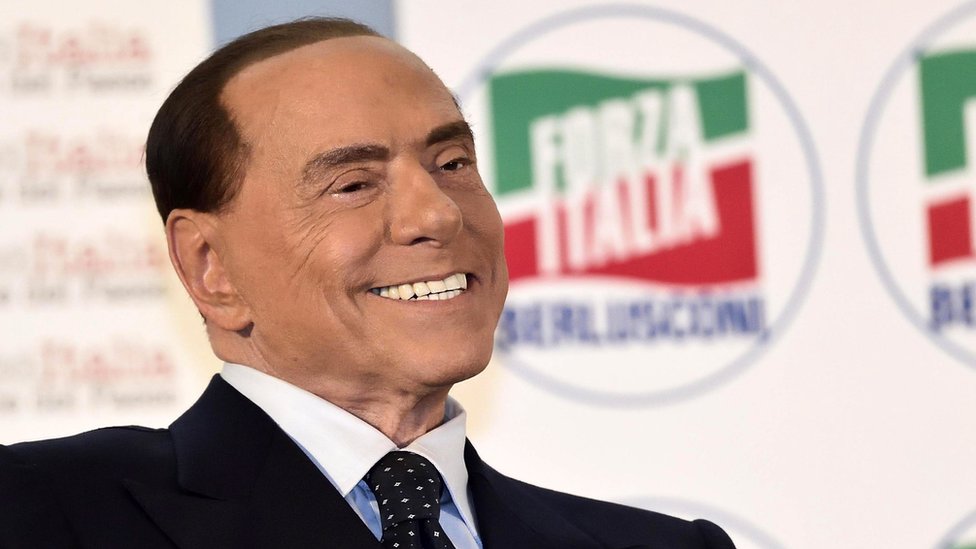 Italija: Najstarija deca Silvija Berluskonija naslednici imperije, ko će sve dobiti novac 3 Silvio Berlusconi pictured smiling at a political event in 2017. He is pictured here with a Forza Italia logo visible behind him.