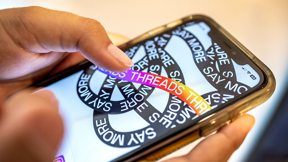 Društvene mreže: Tviter razmatra tužbu protiv kompanije Meta zbog aplikacije Treds 1 Person holding phone with Threads app.