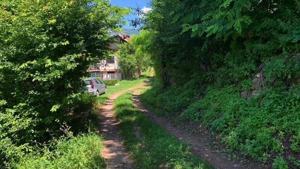 Svetski dan stanovništva: „Koja muka vas je navela ovde", BBC u seoskim pustinjama na jugu Srbije 9 Selo Manastir