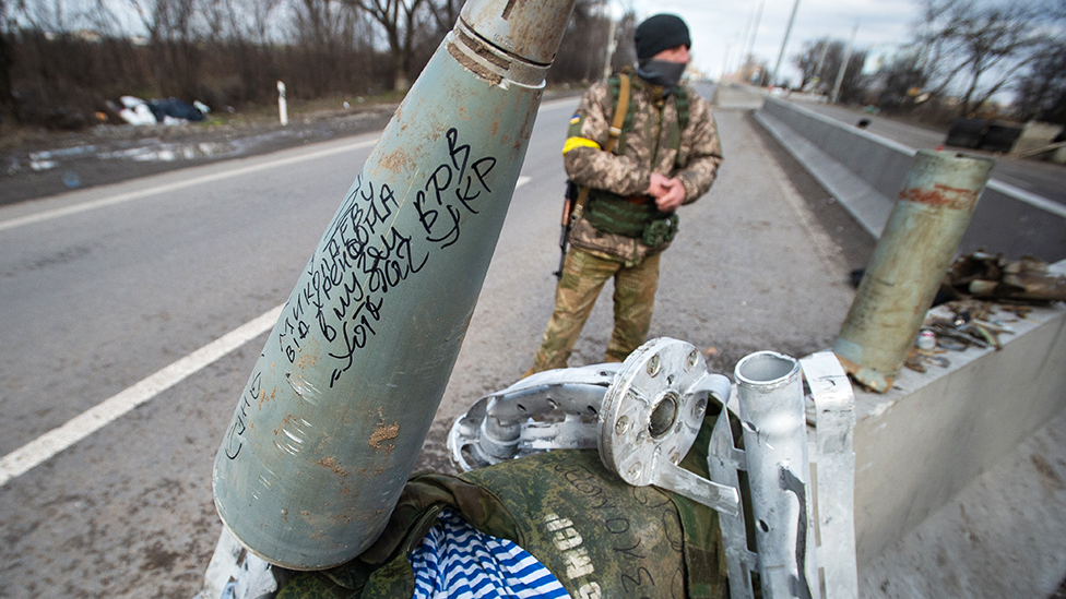 Rusija i Ukrajina: Amerika potvrdila da Kijev već „efikasno" koristi američke kasetne bombe 4 The remains of a cluster bomb rocket and other ordnance is collected as Ukraine Army troops dig in at frontline trench positions to continue repelling Russian attacks, east of the strategic port city of Mykolaiv, Ukraine, on March 10, 2022