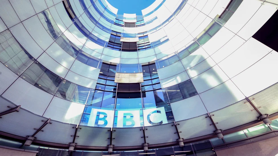 Seksualno zlostavljanje i mediji: Zvezda BBC-ja optužena da je platila tinejdžeru za eksplicitne fotografije, suspendovan sa posla 1 BBC logo outside New Broadcasting House in London