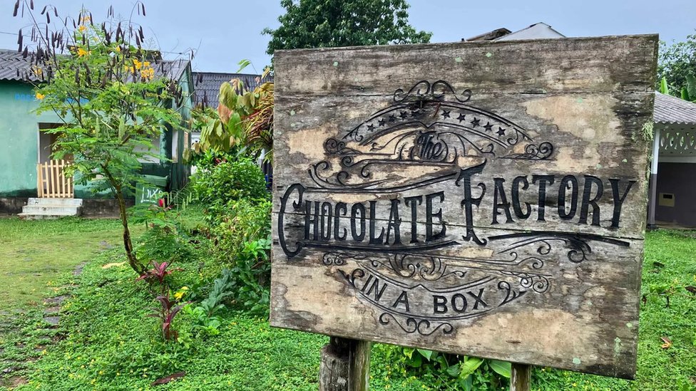 Fabrika čokolade u kompleksu Hosa Sunđi pravi čokoladne pločice u malim količinama koje se prodaju širom ostrva