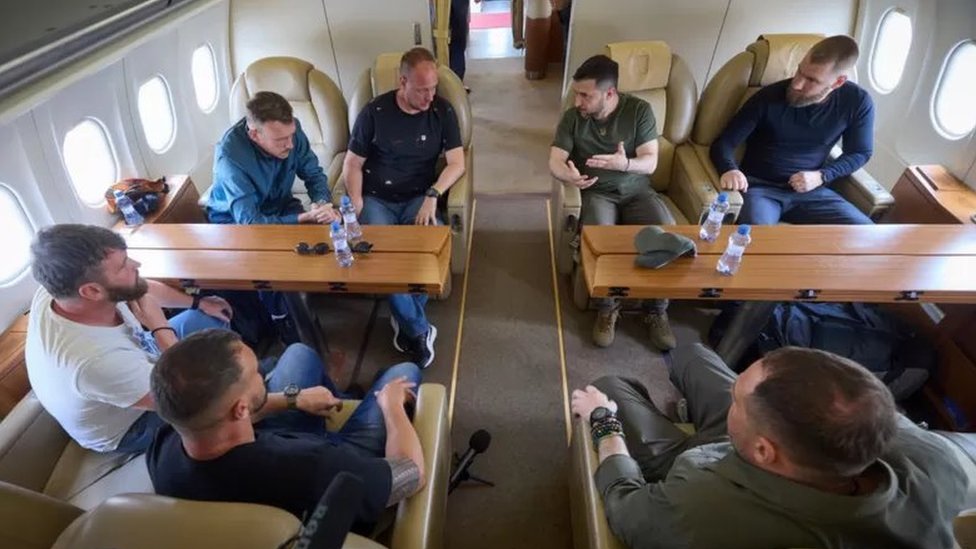 Zelenski u avionu sa borcima iz Azova