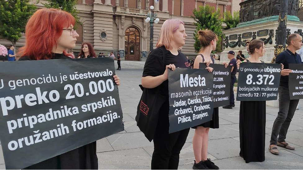 Rat u Bosni i Hercegovini i ratni zločini: „Negiranje da je u Srebrenici bilo genocida je krivično delo" 5 Srebrenica, zločin u Srebrenici, Žene u crnom