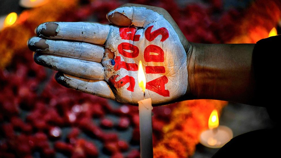 Aktivista je na dlanu ispisao poruku u borbi protiv HIV-a