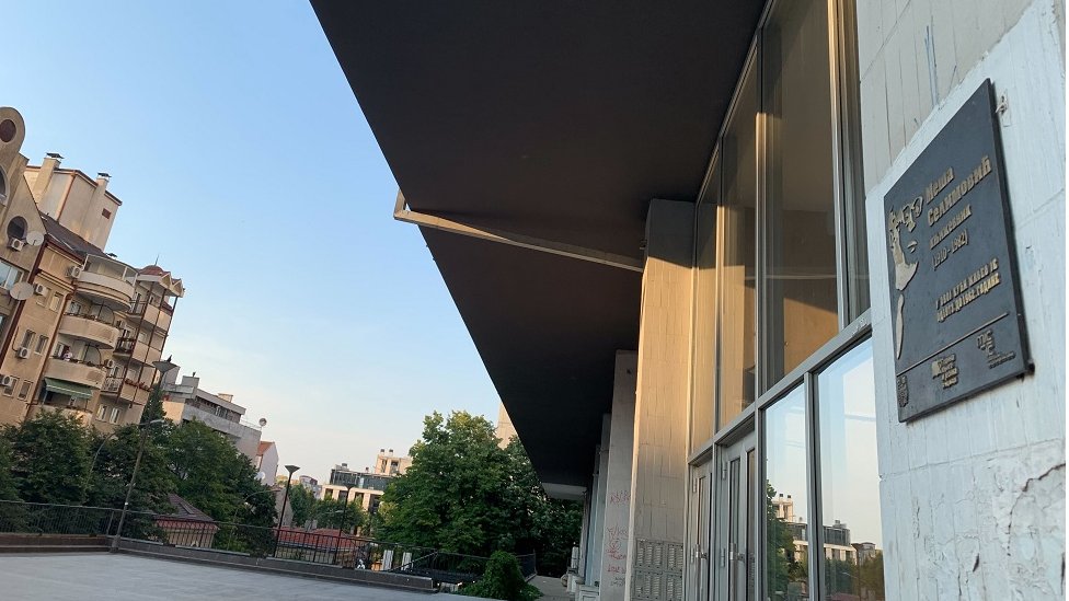 Meša Selimović: Sedam manje poznatih detalja iz biografije slavnog pisca 4 Spomen ploča se nalazi na zgradi u kojoj su živeli Meša Selimović i supruga Darka u beogradskom naselju Dorćol.