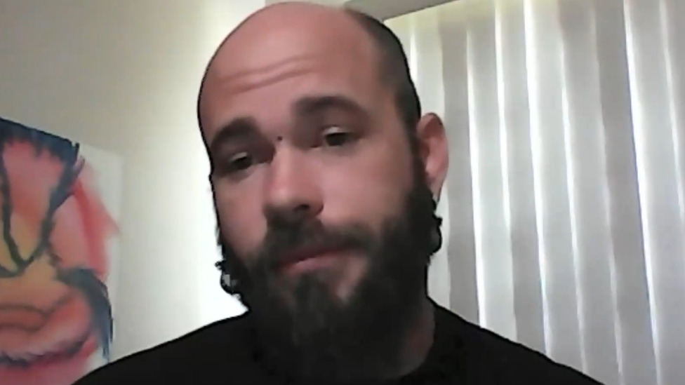 Amerika: „Kjuanon šaman“ i drugi učesnici nereda u Kapitolu koji povlače priznanje krivice 2 Mr Angeli - minus his Shaman clothing - speaking to the BBC