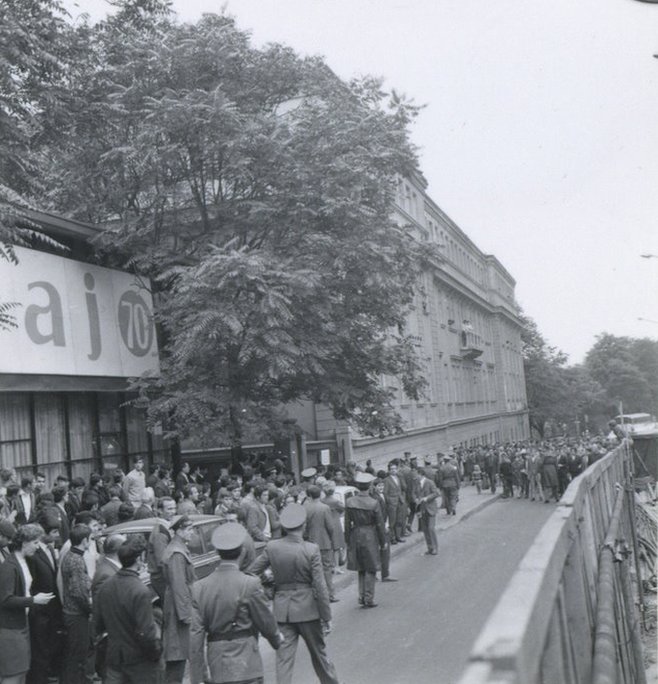 Suđenje hrvatskom teroristi privuklo je veliku pažnju o čemu svedoči i ova fotografija ispred zgrade suda u trenutku kada Hrkaća izvode napolje, posle prve izrečene smrtne kazne na jesen 1969.
