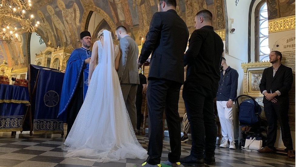 Mladenci tokom pravsolavnog obreda venčanja u Beogradu