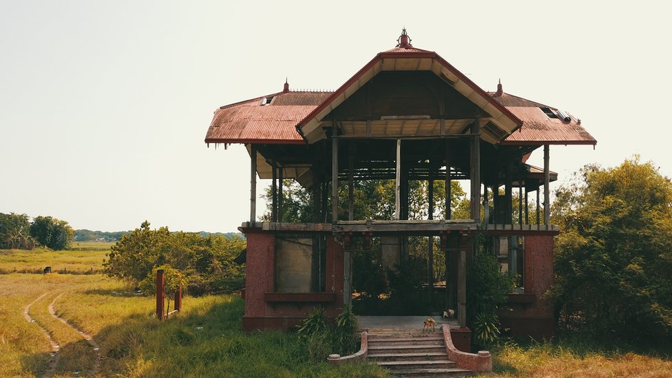 Istorija, Japan i Filipini: Poslednje japanske seksualne robinje iz Drugog svetskog rata pevaju „Ne zaboravite nas” 3 Crvena kuća, Filipini