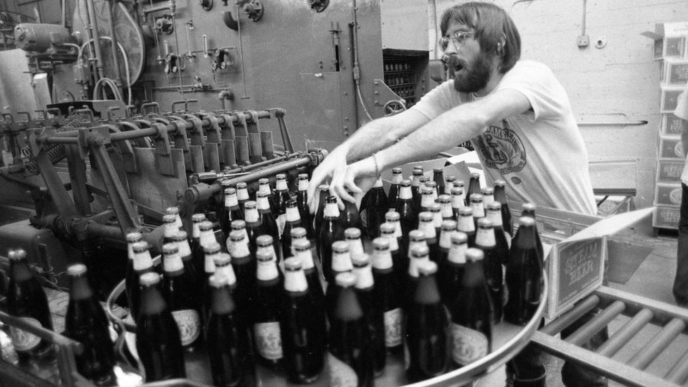 Radnik sa flašama Enkor piva 1978.