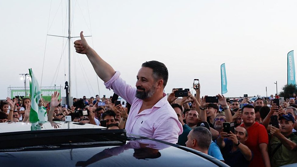 Španija i politika: Jednostavan vodič kroz vrele letnje izbore 6 Spain's far-right Vox party leader Santiago Abascal gestures to his supporters during an opening campaign rally
