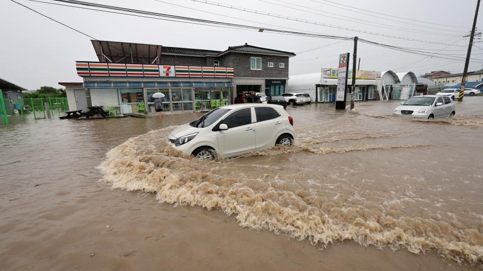 Vremenske nepogode: Najmanje 37 mrtvih u olujnim kišama u Južnoj Koreji, vozači i putnici se udavili u poplavama u podvožnjaku 2 A vehicle makes its way along a waterlogged road following flooding caused by heavy rain in Cheongju, South Korea
