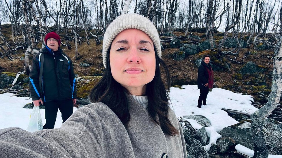 Drugi svetski rat i zločini: Masakr nad jugoslovenskim internircima u norveškom logoru Beisfjord 3 Porodica Mačkić u blizini logora u Gornjem Jernvanu u Norveškoj - Tina (u sredini), majka (desno) i otac Đurica Mačkić (levo na slici)