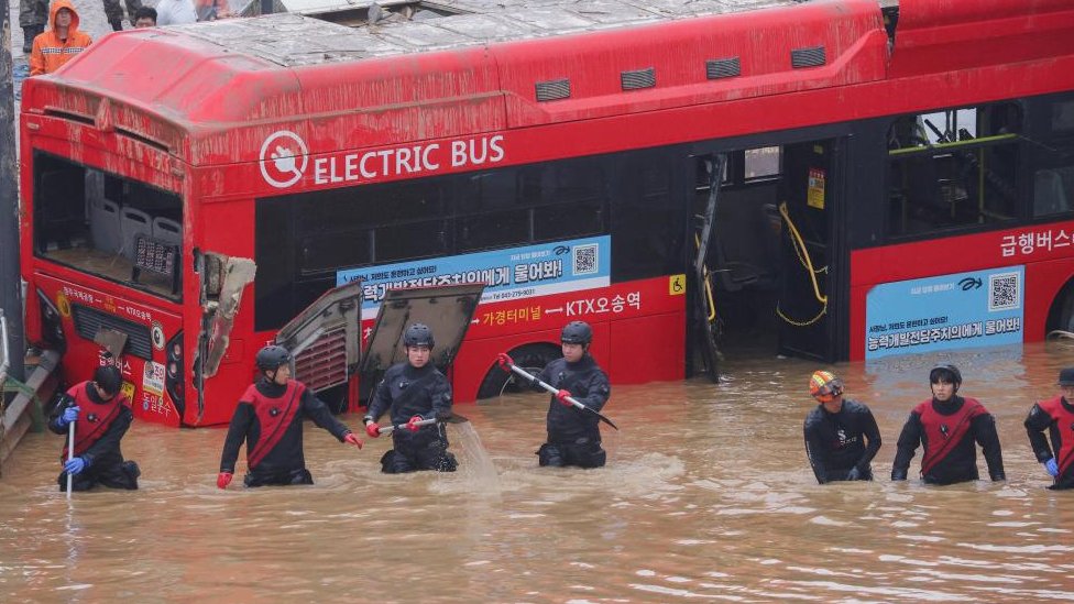 Vremenske nepogode: Najmanje 37 mrtvih u olujnim kišama u Južnoj Koreji, vozači i putnici se udavili u poplavama u podvožnjaku 1 Rescue workers pictured in front of a bus take part in a search and rescue operation near a tunnel