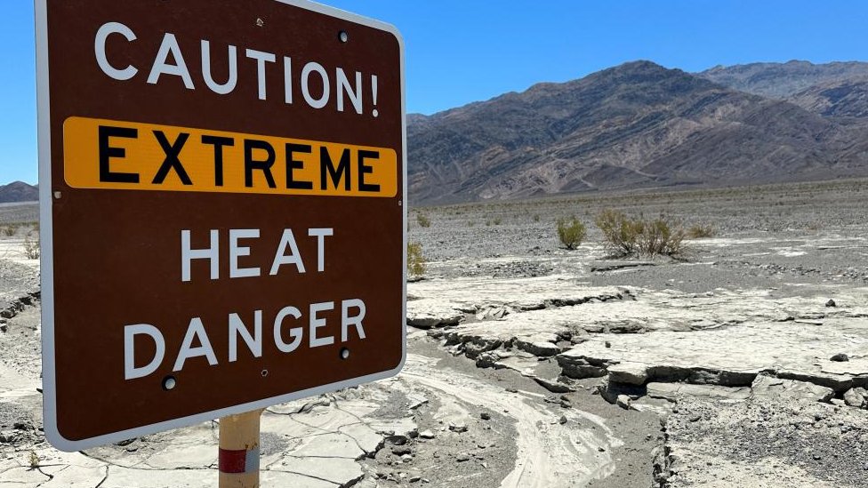 Znak u Dolini smrti na kom piše: „Oprez, ekstremna opasnost od toplote"