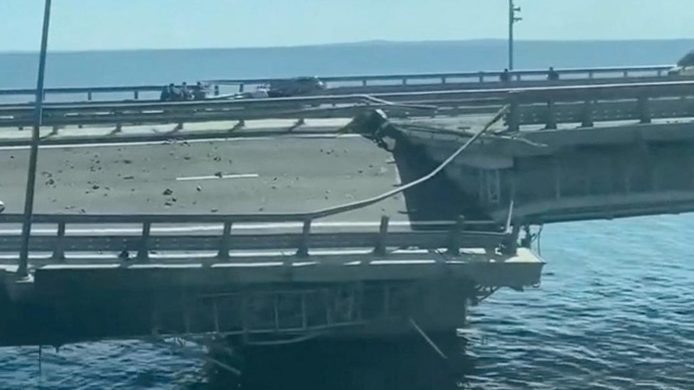 Rusija i Ukrajina: Putin obećao da će posle „terorističkog napada" na Krimski most uslediti odgovor, Moskva se povlači iz dogovora o žitu 1 Picture showing damage