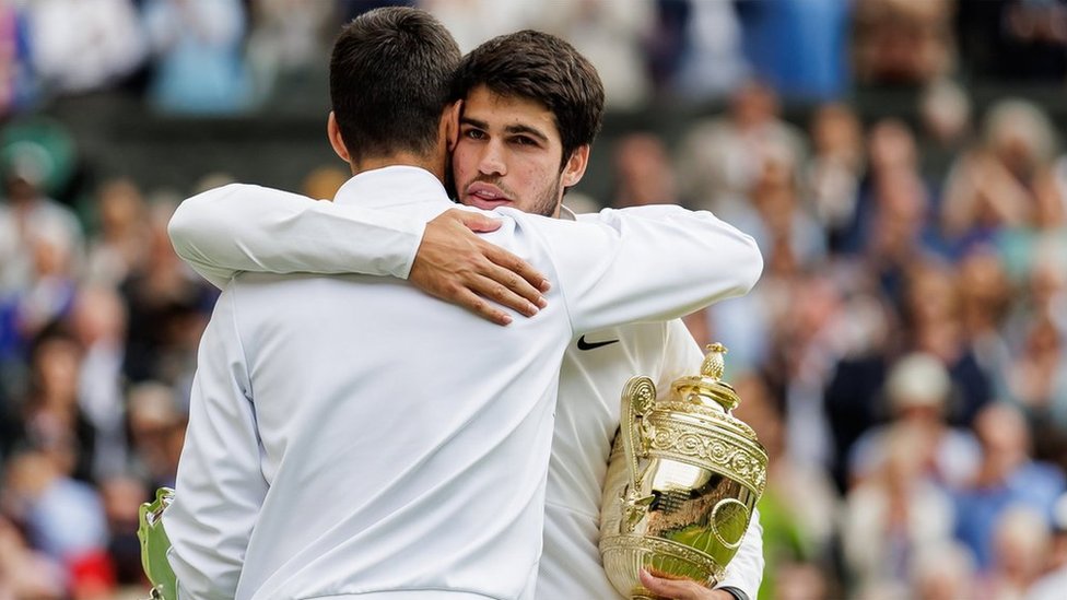 Vimbldon 2023: Da li je Alkaraz pobedom nad Đokovićem konačno označio smenu teniskih generacija 1 Alcaraz hugs Djokovic