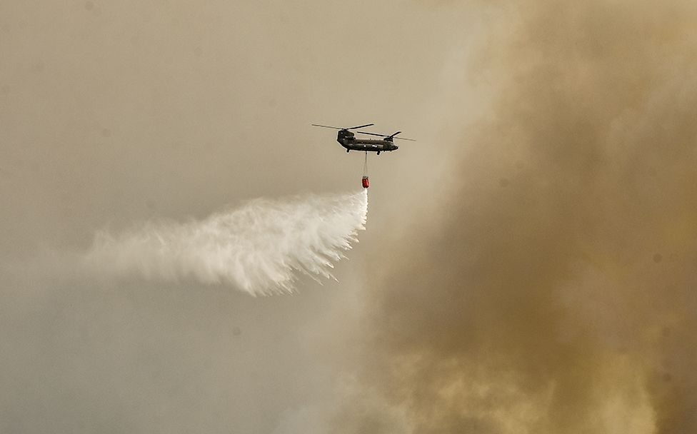 Toplotni talas ’Kerber’: Crveni meteoalarm u skoro celoj Italiji, u Grčkoj besne požari, prognozira se pad temperature od četvrtka 14 A military Chinook helicopter flies over the area of Magoula, near Athens, Greece