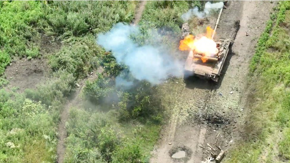 Rusija i Ukrajina: Rat dronovima iznad Odese i Krima, saobraćaj na Krimskom mostu delimično uspostavljen 1 tenk