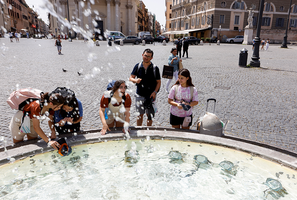 People cool off at the Piazza del Popolo in Rome