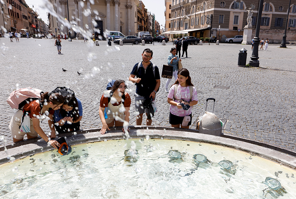 Toplotni talas ’Kerber’: Crveni meteoalarm u skoro celoj Italiji, u Grčkoj besne požari, prognozira se pad temperature od četvrtka 5 People cool off at the Piazza del Popolo in Rome