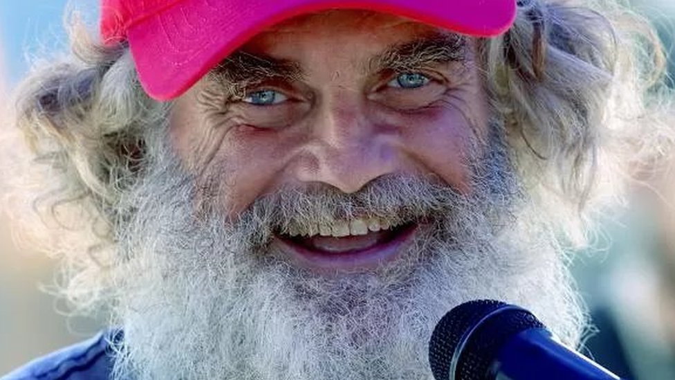 Australijanac i njegov pas dva meseca preživeli u Tihom okeanu jedući sirovu ribu: „Srećan sam što sam živ" 1 Tim Šedok