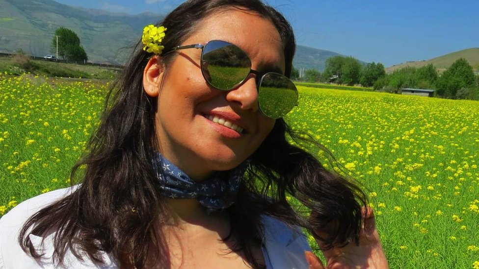 Iran i ljudska prava: Zatvorenice tvrde da su ih čuvari snimali su tokom pretresa do gole kože 2 Ms Keshavarz in a field, running her hand through her uncovered hair