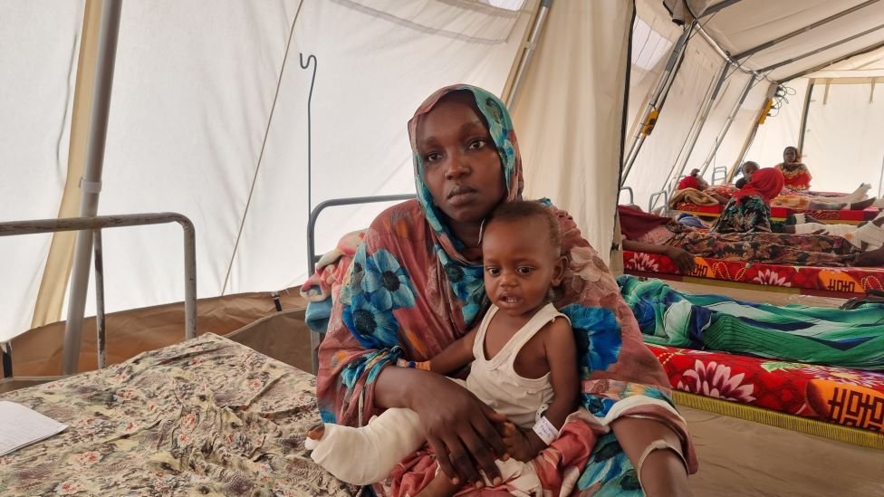 Sukobi u Sudanu: Tri sina joj poginula, ona se u begu od užasa rata porodila i nastavila da hoda 4 Naima Ali and her child